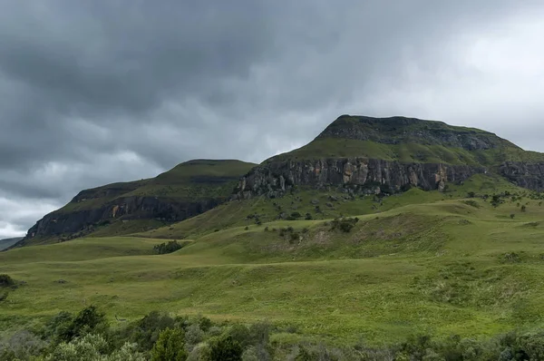 Fırtınalı bir günde Drakensberg dağ — Stok fotoğraf