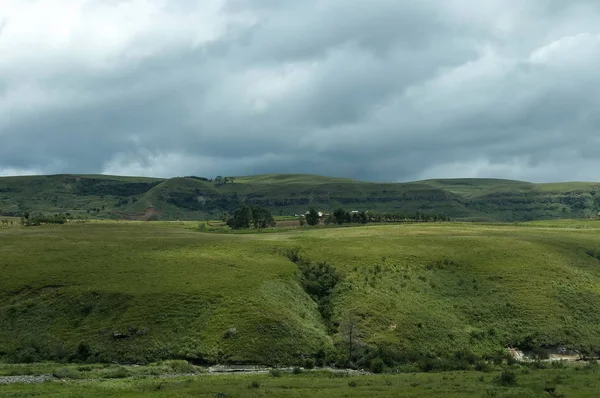 Fırtınalı bir günde Drakensberg dağ — Stok fotoğraf