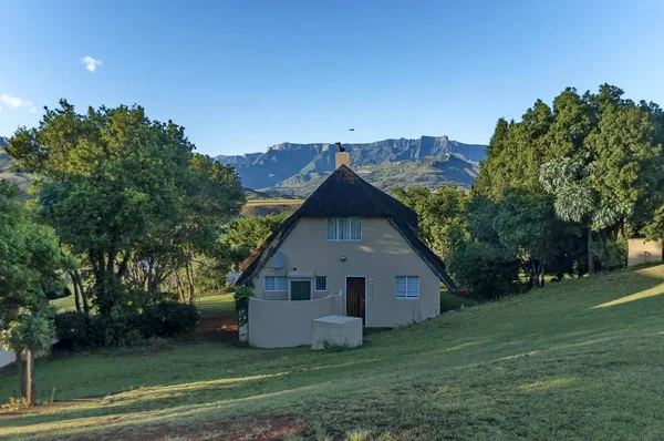 Rest houses in Royal Natal Park Drakensberg mountain — Stock Photo, Image