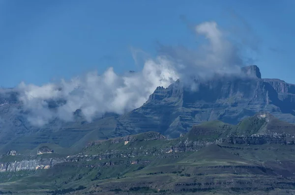 Součást úžasné pohoří Drakensberg s mraky — Stock fotografie