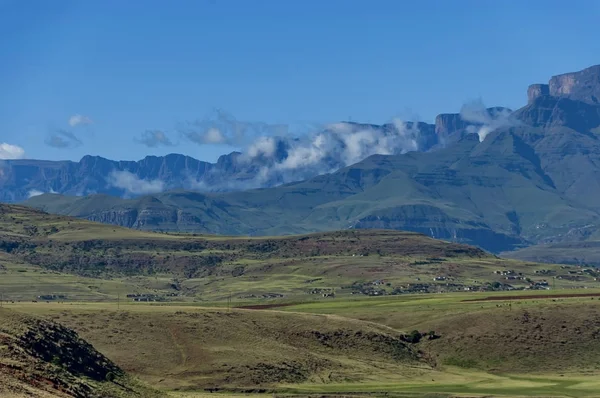 Parte de la impresionante montaña Drakensberg con nubes — Foto de Stock