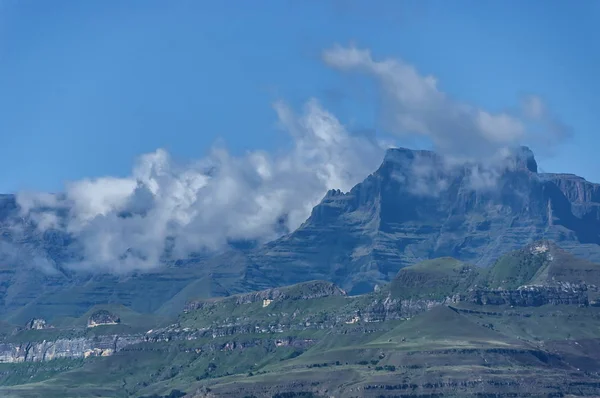 Delen av awesome Drakensberg berg med moln — Stockfoto