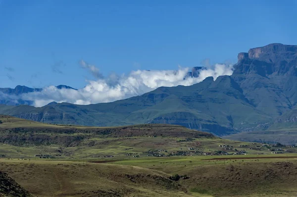 Part of awesome Drakensberg mountain with clouds — Stock Photo, Image