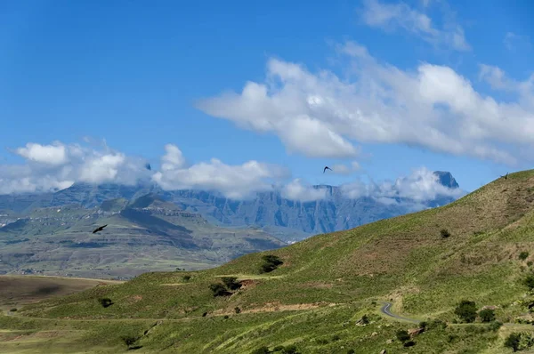 Carretera en el Parque Real Natal en la montaña Drakensberg —  Fotos de Stock