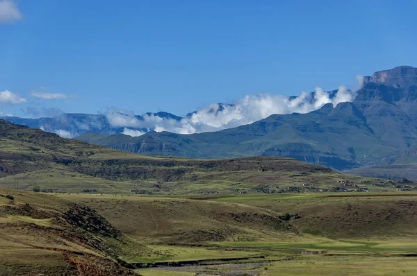 Drakensberg 산 한 골짜기의 부분 — 스톡 사진