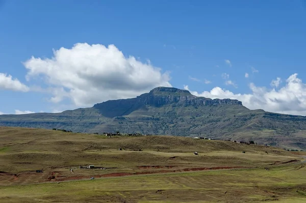 Teil des Drakensberges mit Wolken — Stockfoto