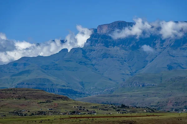 Part of awesome Drakensberg mountain with clouds — Stock Photo, Image