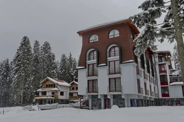ブルガリアのボロヴェッツリゾートによる冬の建物 — ストック写真