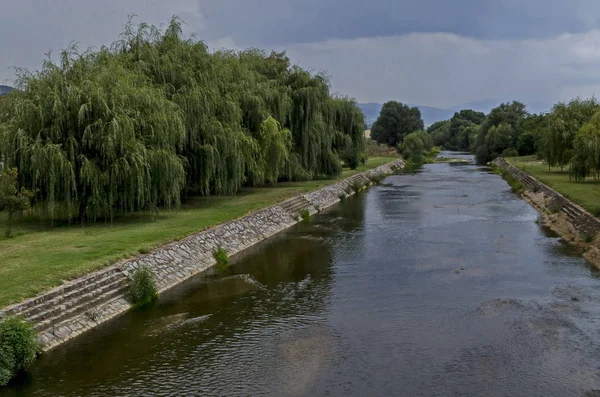 Delchevo Cidade Paisagem Por Rio Bregalnica Macedônia — Fotografia de Stock