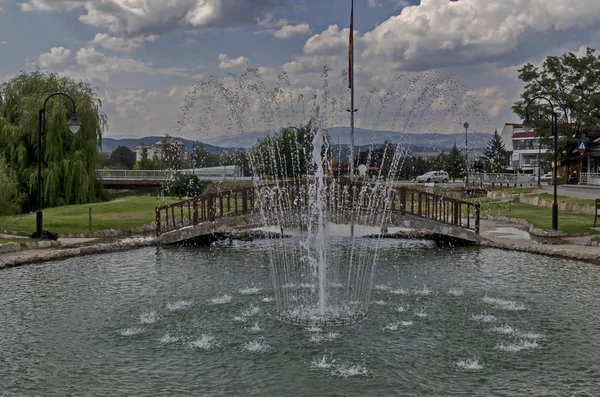 Trädgård Med Sjö Och Fontän Delchevo Makedonia — Stockfoto