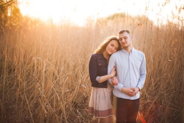 Gün batımında mutlu erkek ve kadınlar