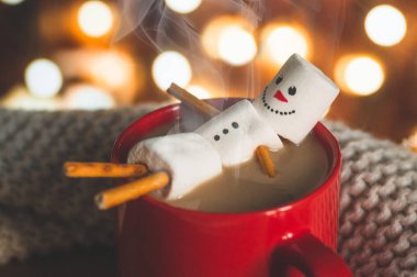 Eritilmiş marshmallow kardan adam ile sıcak çikolata ile kırmızı kupa