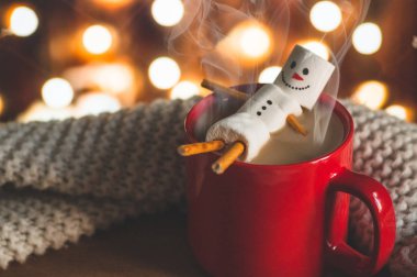 Eritilmiş marshmallow kardan adam ile sıcak çikolata ile kırmızı kupa