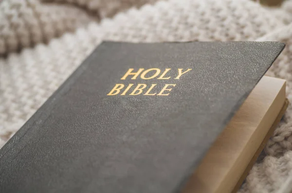 Biblia leży na ciepłym swetrze. Koncepcja wiary, duchowości — Zdjęcie stockowe