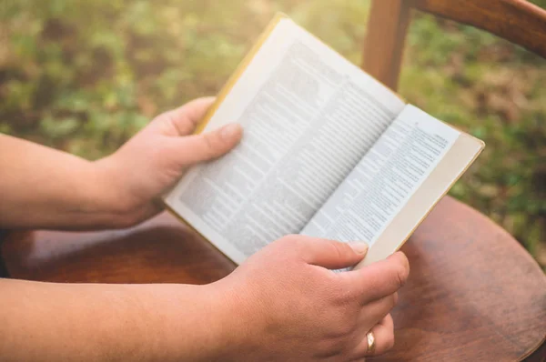 Una donna sta leggendo la Bibbia. Concetto di fede, spiritualità e religione . — Foto Stock