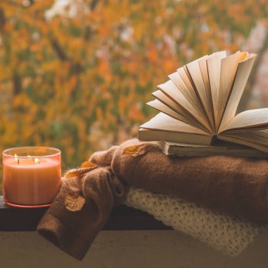 Evdeki ahşap penceredeki hayat ayrıntıları. Sıcak sonbahar ya da kış konsepti.