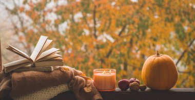 Evdeki ahşap penceredeki hayat ayrıntıları. Sıcak sonbahar ya da kış konsepti.