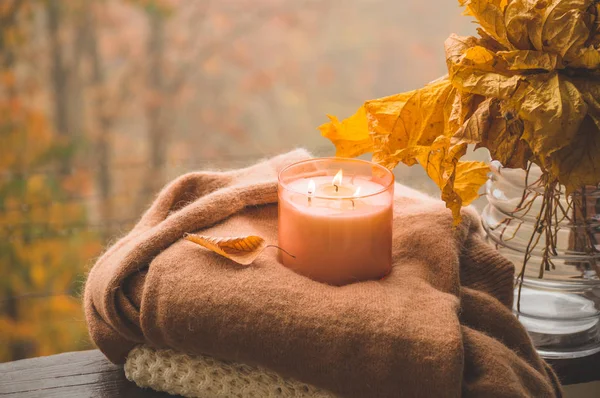 Los detalles de la naturaleza muerta en casa en una ventana de madera. Decoración de otoño en una ventana. Acogedor concepto de otoño o invierno . — Foto de Stock