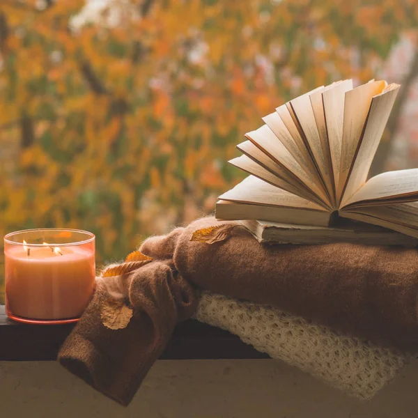 Natura morta dettagli in casa su una finestra di legno. Concetto accogliente autunno o inverno . — Foto Stock