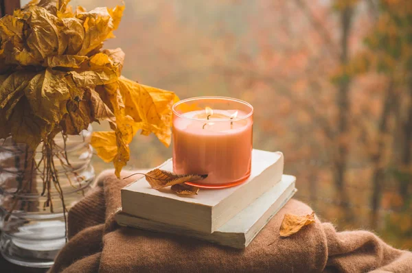 Los detalles de la naturaleza muerta en casa en una ventana de madera. Acogedor concepto de otoño o invierno . —  Fotos de Stock