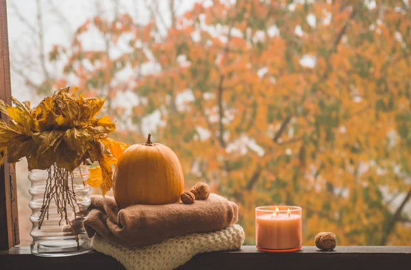 Martwa natura w domu na drewnianym oknie. Jesienny wystrój na oknie. Przytulny pomysł na jesień lub zimę. — Zdjęcie stockowe