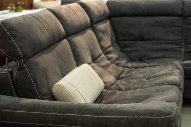 Minimum modern rahat kanepe. Koltuk ve mobilya sergisi. Mobilya mağazası