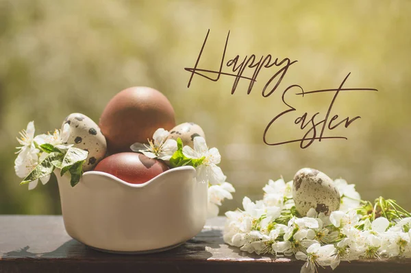 Szczęśliwej Wielkanocy. Gratuluję wielkanocnej przeszłości. Ciasto wielkanocne z pisankami na drewnianym parapecie — Zdjęcie stockowe