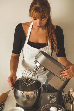 Şekerci kız pasta hazırlıyor. Un ürünleri veya tatlı pişirmek için konsept malzemeler. 