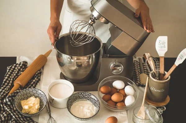 La pastelera está preparando un pastel. Concepto de ingredientes para cocinar productos harineros o postres . — Foto de Stock