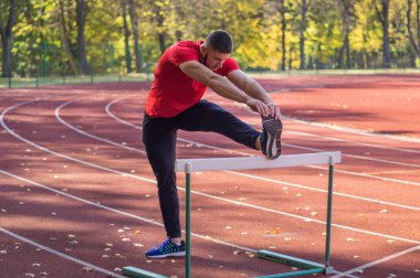 Şehir stadyumunda kaslı ve zayıf vücutlu bir erkek model.. 