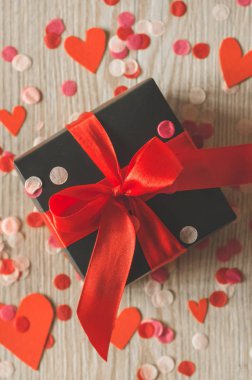 Anneler Günü ve Sevgililer Günü için aşk konsepti. Ahşap arka planda Sevgililer Günü kalpleriniz kutlu olsun. Metin için boşluk içeren Sevgililer Günü kartı