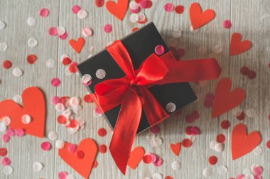 Anneler Günü ve Sevgililer Günü için aşk konsepti. Ahşap arka planda Sevgililer Günü kalpleriniz kutlu olsun. Metin için boşluk içeren Sevgililer Günü kartı