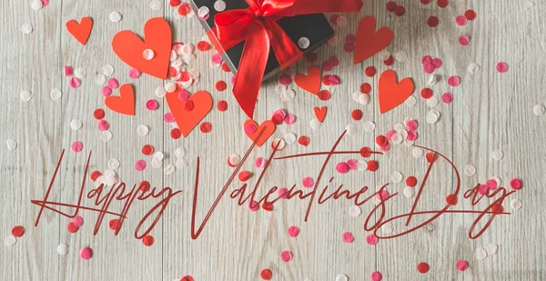 Koncepcja miłości na Dzień Matki i Walentynki. Szczęśliwych Walentynek serca na drewnianym tle. Walentynki z miejscem na tekst — Zdjęcie stockowe