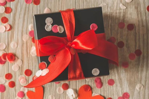 Liefde concept voor moeders dag en Valentijnsdag. Gelukkige Valentijnsdag harten op houten achtergrond. Valentijnskaart met ruimte voor tekst — Stockfoto
