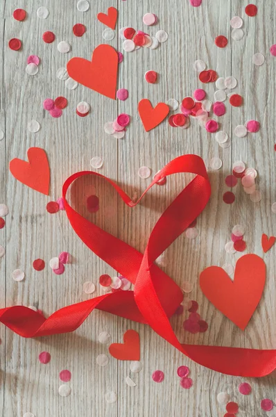 Liefde concept voor moeders dag en Valentijnsdag. Gelukkige Valentijnsdag harten op houten achtergrond. Valentijnskaart met ruimte voor tekst — Stockfoto