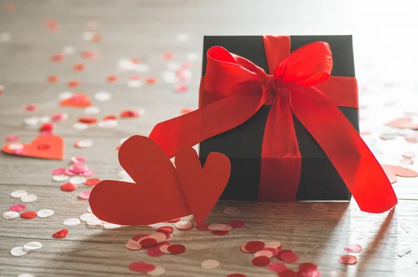 Liefde concept voor moeders dag en Valentijnsdag. Gelukkige Valentijnsdag harten op houten achtergrond. Valentijnskaart met ruimte voor tekst — Stockfoto