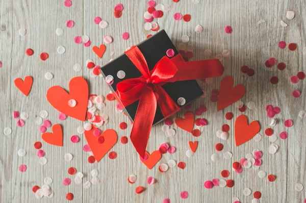 엄마 날 과 발렌타인데이를 위한 사랑의 컨셉이죠. 발렌틴의 날 행복 한 마음은 나무 배경 위에 놓여 있습니다. 문자가 들어갈 공간 이 있는 발렌타인 카드 — 스톡 사진