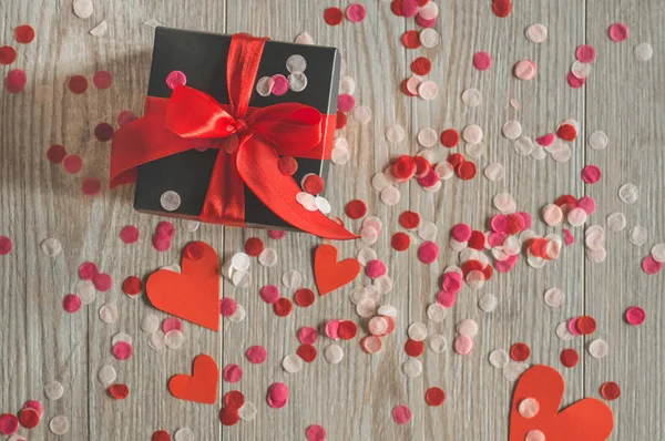 Liefde concept voor moeders dag en Valentijnsdag. Gelukkige Valentijnsdag harten op houten achtergrond. Valentijnskaart met ruimte voor tekst — Stockfoto