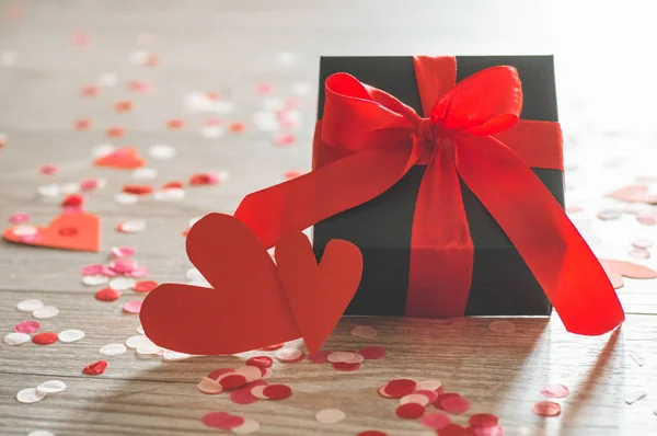 엄마 날 과 발렌타인데이를 위한 사랑의 컨셉이죠. 발렌틴의 날 행복 한 마음은 나무 배경 위에 놓여 있습니다. 문자가 들어갈 공간 이 있는 발렌타인 카드 — 스톡 사진
