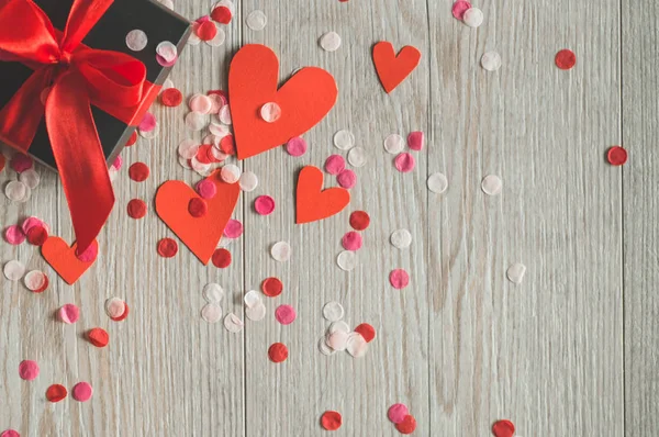 Liefde concept voor moeders dag en Valentijnsdag. Gelukkige Valentijnsdag harten op houten achtergrond. Valentijnskaart met ruimte voor tekst — Stockfoto