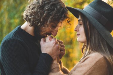 Dışarıda mutlu bir çift. Aşık romantik bir çiftin açık hava portresi. Mutluluk dolu. 