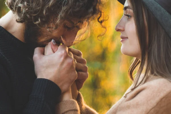 Dışarıda mutlu bir çift. Aşık romantik bir çiftin açık hava portresi. Mutluluk dolu. 