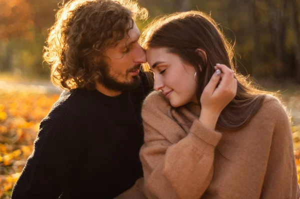 Pareja feliz al aire libre. Retrato al aire libre de pareja romántica enamorada. Lleno de felicidad . — Foto de Stock