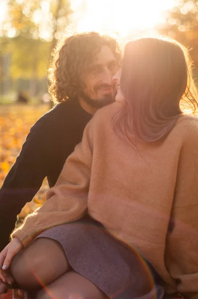 Pareja feliz al aire libre. Retrato al aire libre de pareja romántica enamorada. Lleno de felicidad . — Foto de Stock