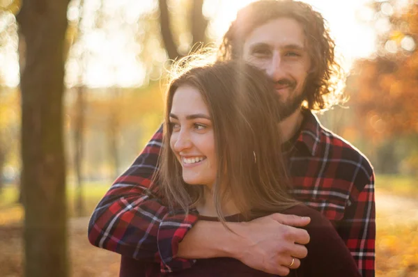 Um casal feliz ao ar livre. Retrato ao ar livre de casal romântico apaixonado. Cheio de felicidade . — Fotografia de Stock