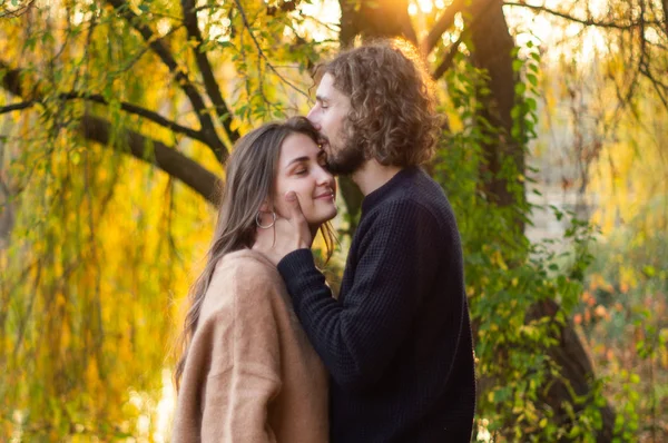 Šťastný pár venku. Venkovní portrét zamilovaného romantického páru. Plný štěstí. — Stock fotografie