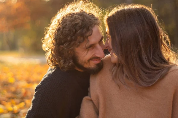 Gelukkig stel buiten. Outdoor portret van romantisch verliefd stel. Vol geluk. — Stockfoto