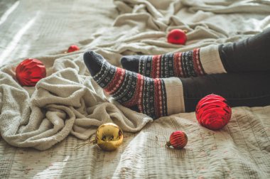 Çekici genç bayan evde bir kitap okuyor. Önemli bir kitap okuyan düşünceli bir kız..