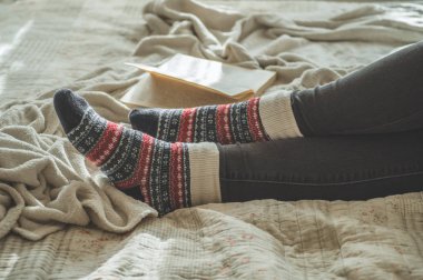 Çekici genç bayan evde bir kitap okuyor. Önemli bir kitap okuyan düşünceli bir kız..