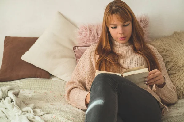 Çekici genç bayan evde bir kitap okuyor. Önemli bir kitap okuyan düşünceli bir kız.. — Stok fotoğraf